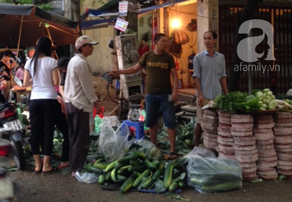 Lo sợ mưa bão, người dân Hà Nội ùn ùn đi mua đồ ăn tích trữ 13