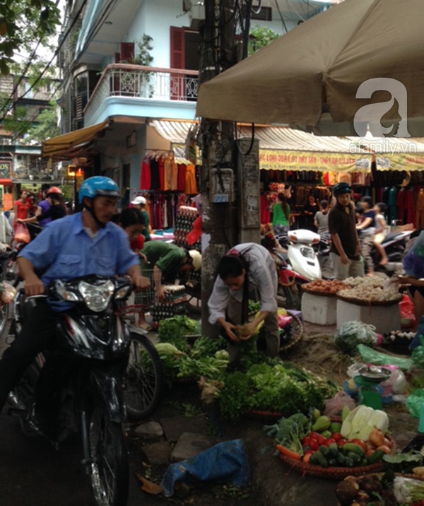 Lo sợ mưa bão, người dân Hà Nội ùn ùn đi mua đồ ăn tích trữ 14