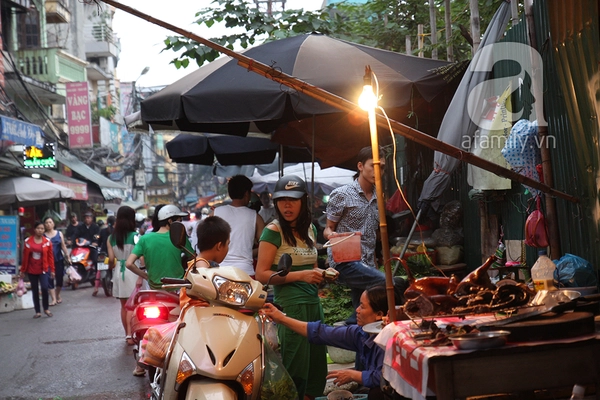 Lo sợ mưa bão, người dân Hà Nội ùn ùn đi mua đồ ăn tích trữ 3