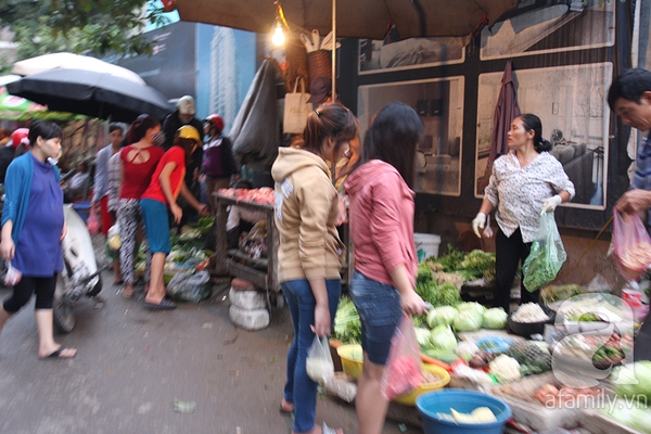 Lo sợ mưa bão, người dân Hà Nội ùn ùn đi mua đồ ăn tích trữ 4