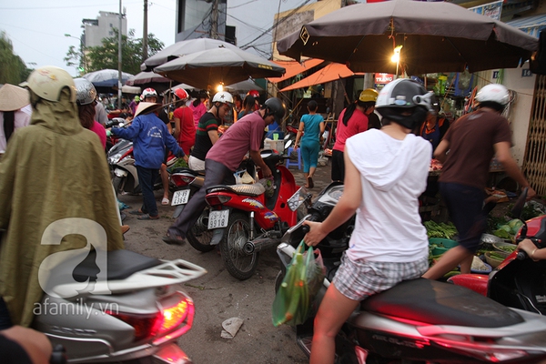 Lo sợ mưa bão, người dân Hà Nội ùn ùn đi mua đồ ăn tích trữ 9