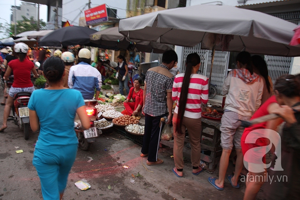 Lo sợ mưa bão, người dân Hà Nội ùn ùn đi mua đồ ăn tích trữ 10