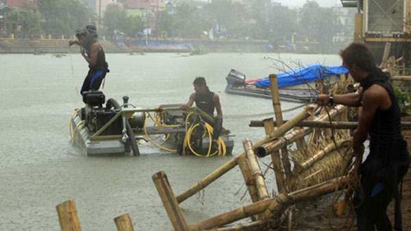 Siêu bão Haiyan hơn cả cơn sóng thần gây ra thảm cảnh tang tóc ở Philippines 9