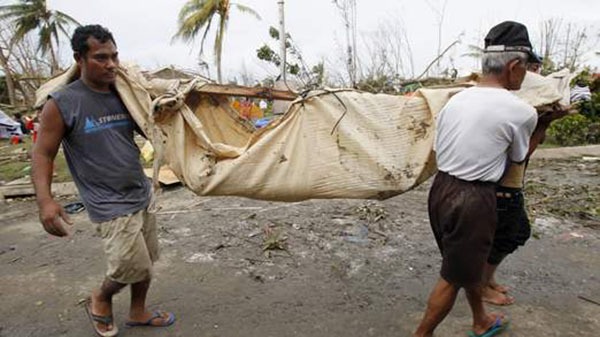 Siêu bão Haiyan hơn cả cơn sóng thần gây ra thảm cảnh tang tóc ở Philippines 12