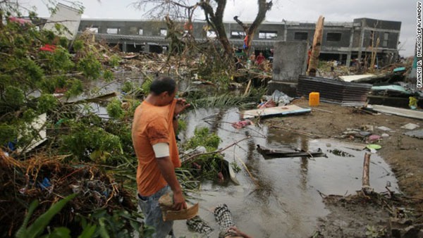 Siêu bão Haiyan hơn cả cơn sóng thần gây ra thảm cảnh tang tóc ở Philippines 13