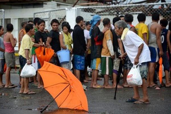 Siêu bão Haiyan hơn cả cơn sóng thần gây ra thảm cảnh tang tóc ở Philippines 15