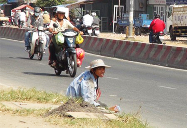 Những “cái bang” xài điện thoại sang, đi xế xịn 9