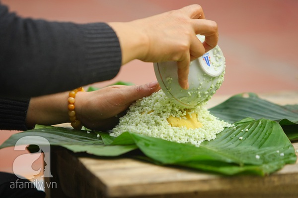 Níu truyền thống, người Hà Nội tự tay gói bánh chưng 12