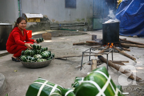 Níu truyền thống, người Hà Nội tự tay gói bánh chưng 20