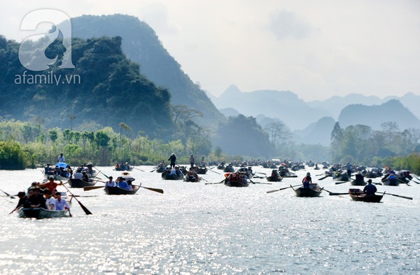 Lái đò chùa Hương: mở đủ dịch vụ, kiếm bạc triệu mỗi ngày, dùng can nhựa làm phao cứu sinh 2