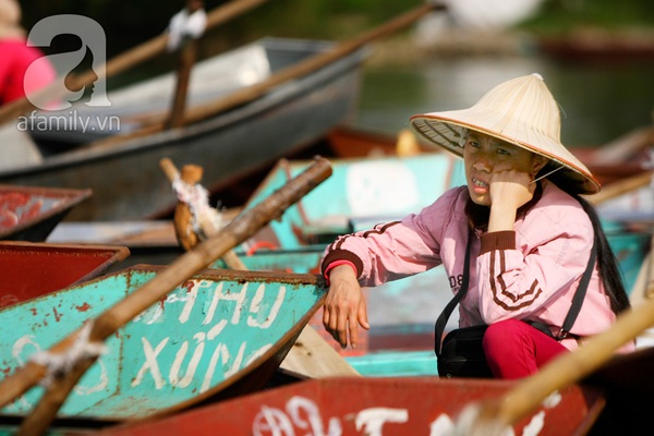 Lái đò chùa Hương: mở đủ dịch vụ, kiếm bạc triệu mỗi ngày, dùng can nhựa làm phao cứu sinh 20