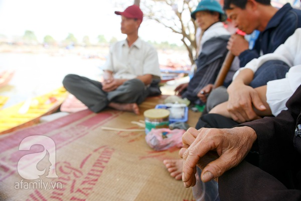 Lái đò chùa Hương: mở đủ dịch vụ, kiếm bạc triệu mỗi ngày, dùng can nhựa làm phao cứu sinh 6