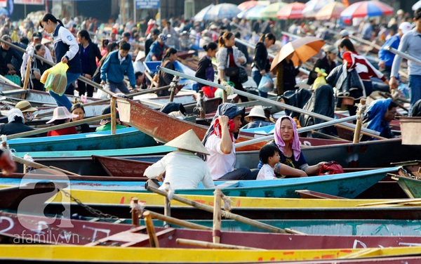 Lái đò chùa Hương: mở đủ dịch vụ, kiếm bạc triệu mỗi ngày, dùng can nhựa làm phao cứu sinh 8