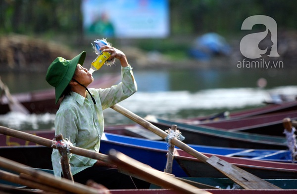 Lái đò chùa Hương: mở đủ dịch vụ, kiếm bạc triệu mỗi ngày, dùng can nhựa làm phao cứu sinh 18