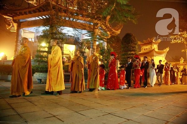 Độc đáo lễ cưới tại chùa của 4 cặp đôi tại Hà Nội  1