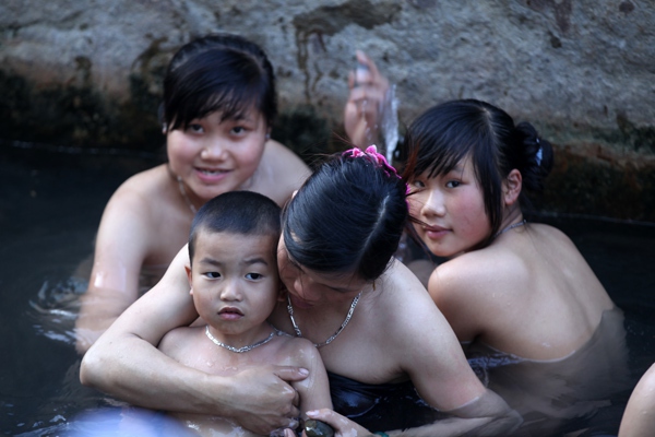 Ngắm thiếu nữ người Thái “tắm tiên” ngày tết 10