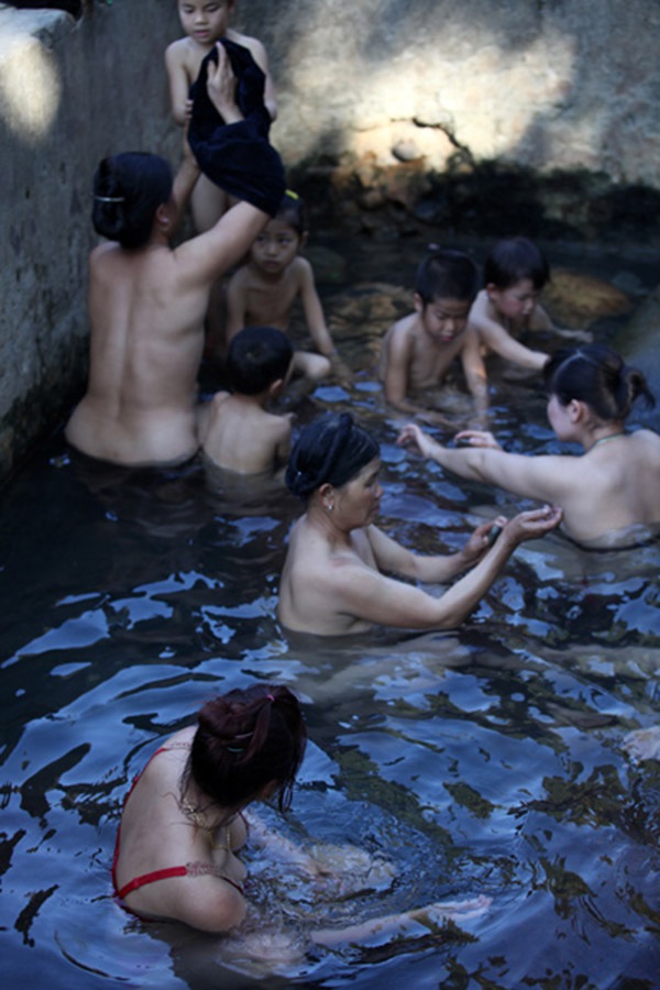 Ngắm thiếu nữ người Thái “tắm tiên” ngày tết 9