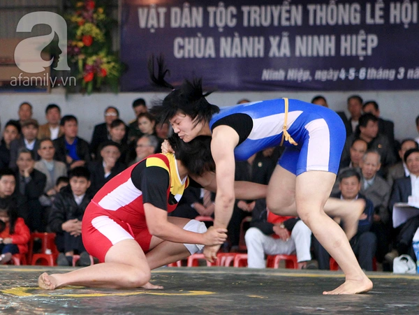 Thiếu nữ nặng 106 kg đoạt chức vô địch đấu vật làng Ninh Hiệp 8