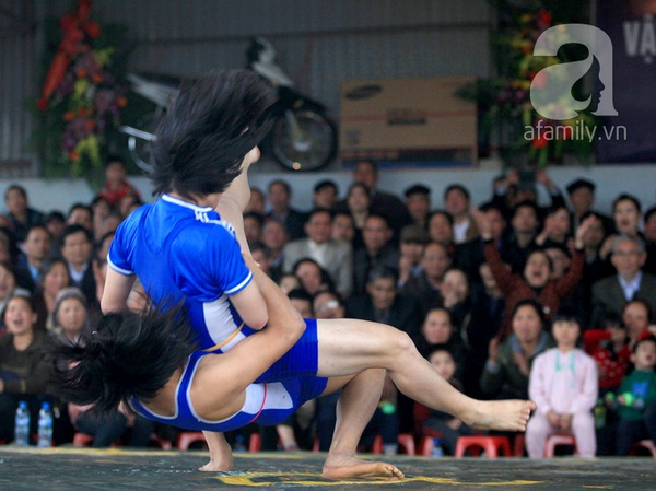 Thiếu nữ nặng 106 kg đoạt chức vô địch đấu vật làng Ninh Hiệp 11