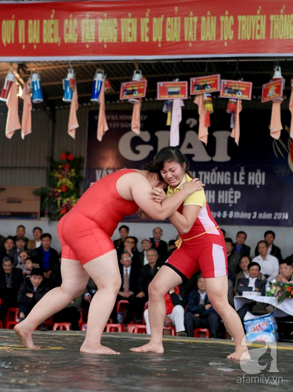 Thiếu nữ nặng 106 kg đoạt chức vô địch đấu vật làng Ninh Hiệp 13