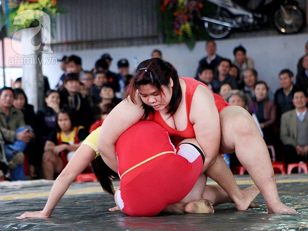 Thiếu nữ nặng 106 kg đoạt chức vô địch đấu vật làng Ninh Hiệp 16