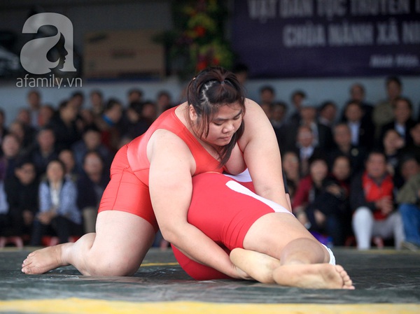 Thiếu nữ nặng 106 kg đoạt chức vô địch đấu vật làng Ninh Hiệp 18