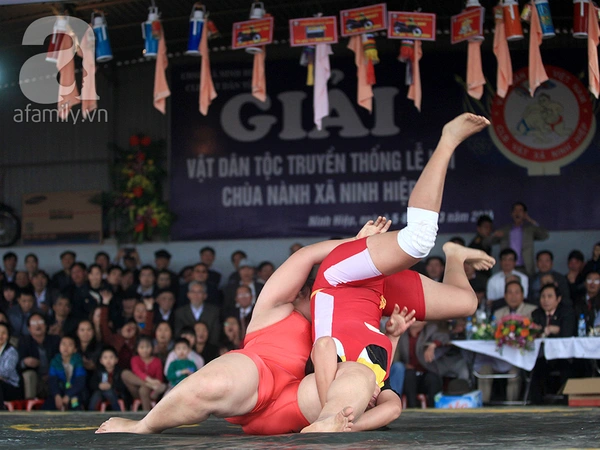 Thiếu nữ nặng 106 kg đoạt chức vô địch đấu vật làng Ninh Hiệp 15