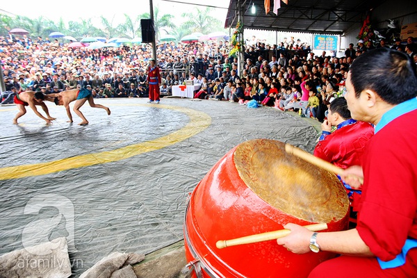 Thiếu nữ nặng 106 kg đoạt chức vô địch đấu vật làng Ninh Hiệp 2