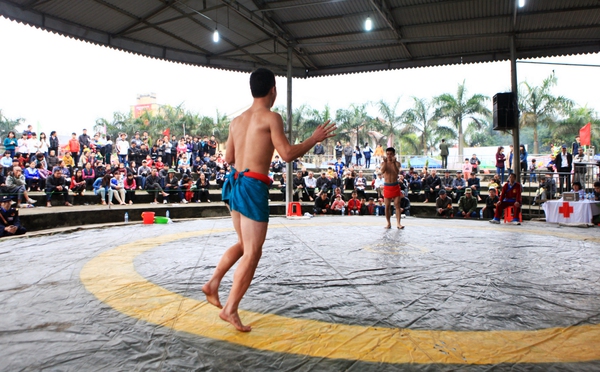 Thiếu nữ nặng 106 kg đoạt chức vô địch đấu vật làng Ninh Hiệp 3