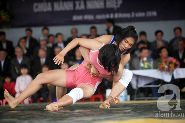 Thiếu nữ nặng 106 kg đoạt chức vô địch đấu vật làng Ninh Hiệp 6