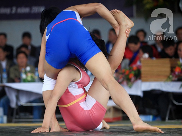 Thiếu nữ nặng 106 kg đoạt chức vô địch đấu vật làng Ninh Hiệp 7