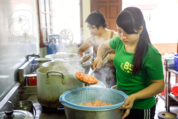 “Ngó trộm” quy trình làm mứt truyền thống cầu kì của bà chủ bếp khó tính 7