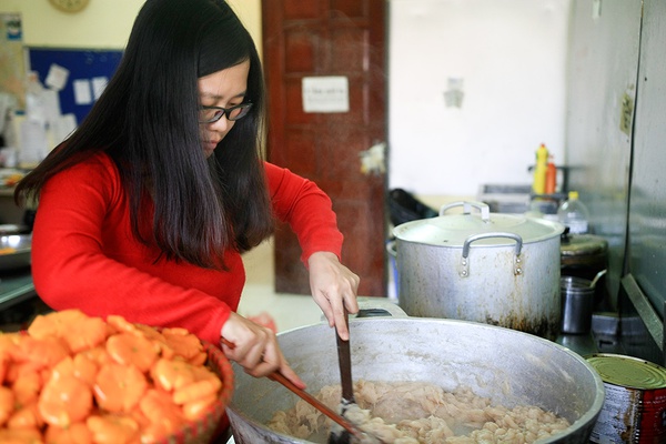 “Ngó trộm” quy trình làm mứt truyền thống cầu kì của bà chủ bếp khó tính 17