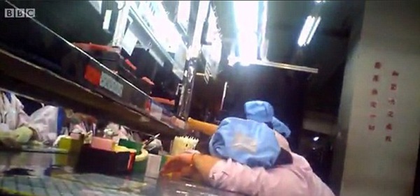 Công nhân nhà máy iPhone ở Trung Quốc đột tử vì phải làm việc quá sức 2