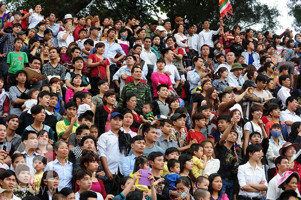 Hàng trăm trai làng quyết liệt 