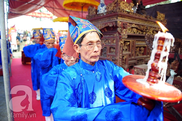 Hàng trăm trai làng quyết liệt 