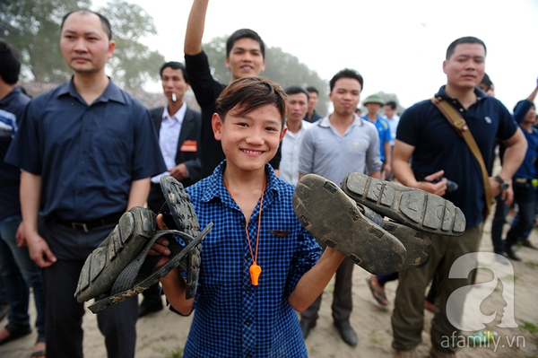 Hàng trăm trai làng quyết liệt 