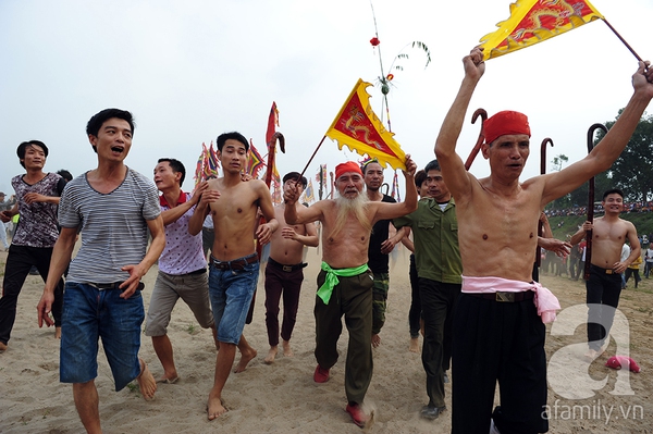 Hàng trăm trai làng quyết liệt 