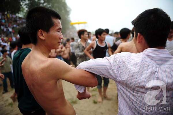 Hàng trăm trai làng quyết liệt 