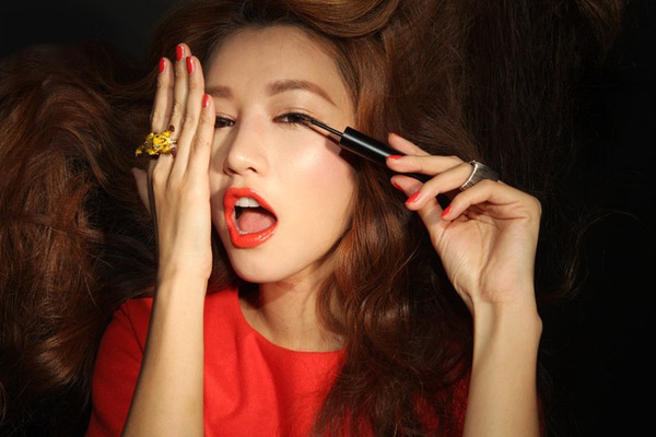 Biến hóa 4 dáng thú vị cho đôi mắt chỉ với eyeliner 3
