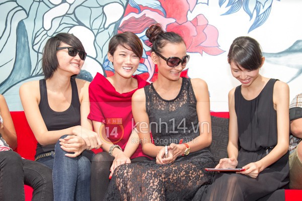 Thùy Trang đeo kính đen cùng dàn VNTM tập dượt chương trình 3