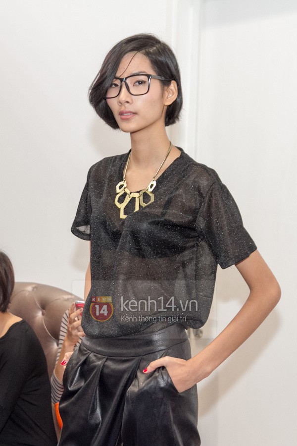 Thùy Trang đeo kính đen cùng dàn VNTM tập dượt chương trình 4