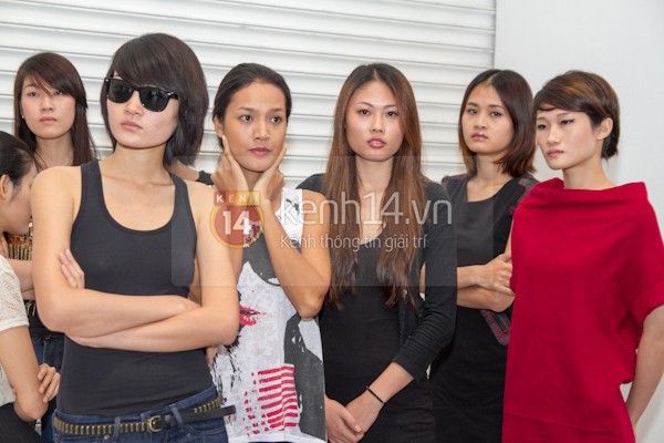 Thùy Trang đeo kính đen cùng dàn VNTM tập dượt chương trình 7