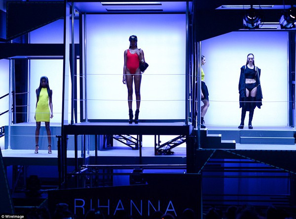 Rihanna ra mắt BST riêng tại London Fashion Week 4