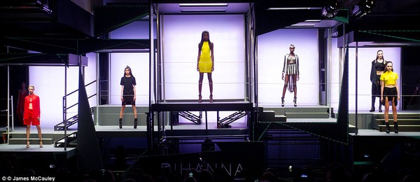 Rihanna ra mắt BST riêng tại London Fashion Week 6