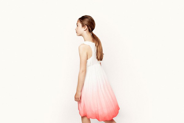 Mặc đẹp cho b&eacute; với lookbook h&egrave; của H&M, Zara... 20