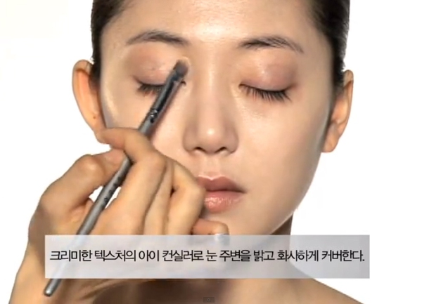 Trang điểm cho khuôn mặt mí mắt lồi đẹp như Kim Tae Hee 6