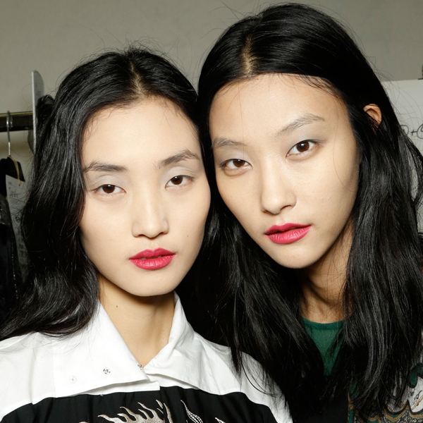 6 tuyệt chi&ecirc;u trang điểm gi&uacute;p bạn trẻ hơn 5 tuổi 4