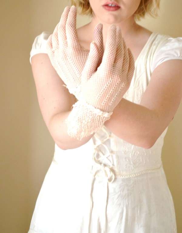 Những mẫu găng tay cô dâu tuyệt đẹp cho đám cưới mùa thu 3