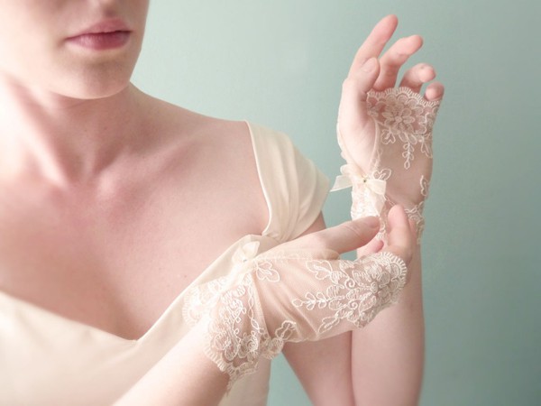Những mẫu găng tay c&ocirc; d&acirc;u tuyệt đẹp cho đ&aacute;m cưới m&ugrave;a thu 10